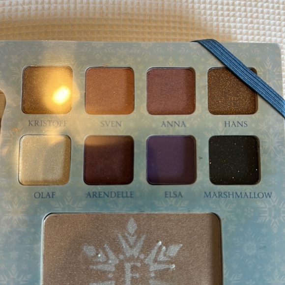 ELF Disney Elsa Snow and Ice Beauty Book Makeup - Picture 14 of 16